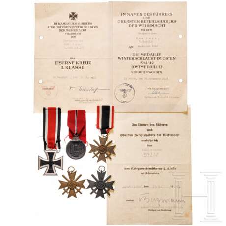 Urkunden und Auszeichnungen eines Obergefreiten im AR 137 - Foto 1