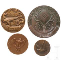 Vier Medaillen/Plaketten