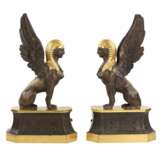 Une paire de b&ucirc;chers en bronze patin&eacute; et dor&eacute; se pr&eacute;sente en forme de sphinx ail&eacute;s. 19&egrave;me si&egrave;cle. Vergoldete Bronze Empire 19th century - Foto 1