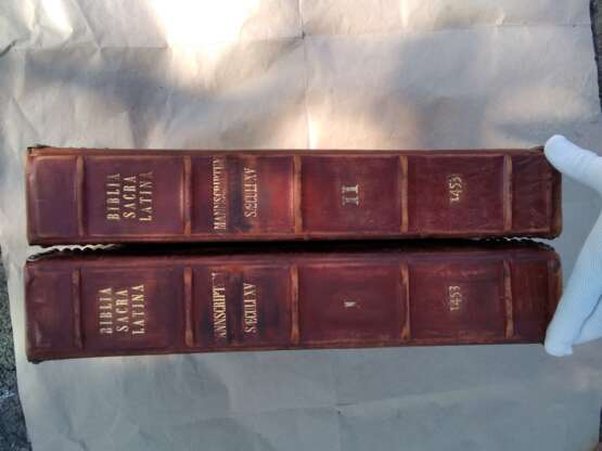 Gutenberg Bible Set aus 2 Stk. Johannes Gutenberg (1400 - 1468) Naturholz Moskau 1962. (Russisch) 1453 - Foto 1