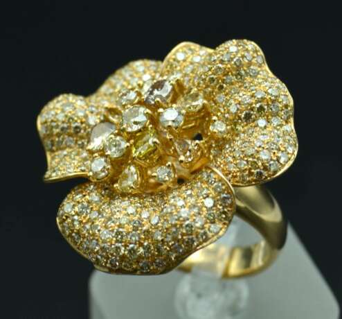 Золотое кольцо в форме цветка с бриллиантами Золото 21th century г. - фото 1