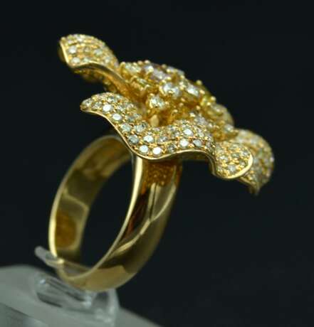 Золотое кольцо в форме цветка с бриллиантами Золото 21th century г. - фото 2