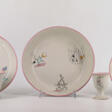 Part of a service consisting of two bowls, a cup and saucer and an egg cup in porcelain decorated with circus figures - Prix ​​des enchères