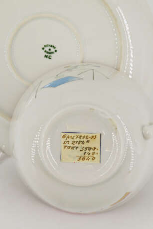 Part of a service consisting of two bowls, a cup and saucer and an egg cup in porcelain decorated with circus figures - Foto 5
