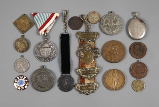 Konvolut Orden, Medaillen und Münzen - Foto 1