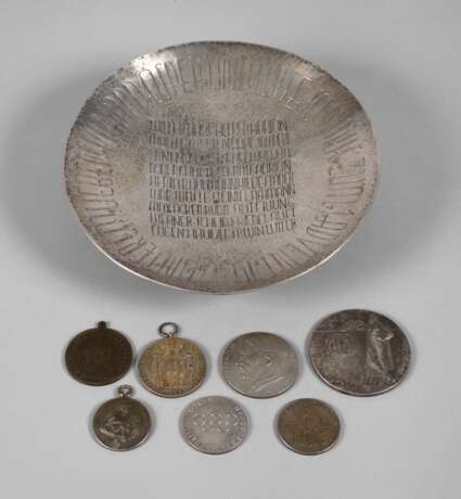 Konvolut Medaillen und Silberteller - Foto 1