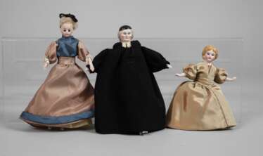 Drei Puppenstubenpuppen als jüdische Familie