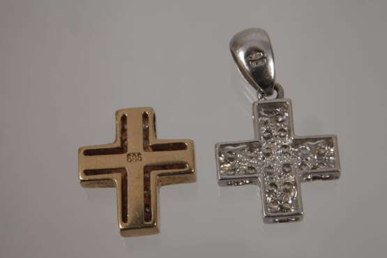 Zwei Kreuzanhänger mit Diamanten - фото 2