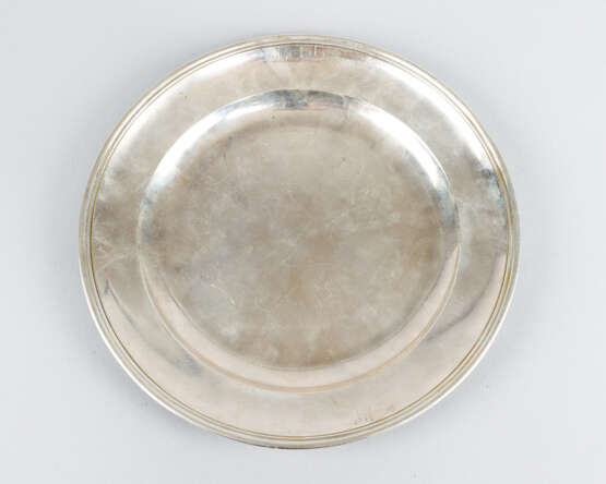 Pair of Augsburg Silver Dishes - фото 3