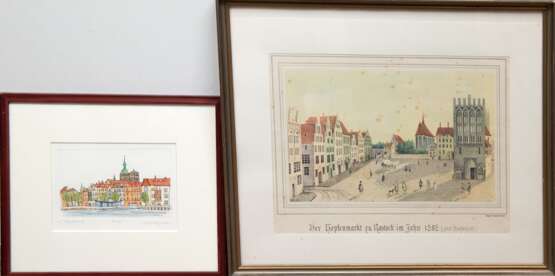 2 kolorierte Lithographien "Ansicht von Stralsund", kolorierte Litho., 8/ 100. sign. u.r. "Hempel", 10x14,5 cm, im Passepartout hinter Glas und Rahmen und "Der Hopfenmarkt zu Rostock im Jahr 1585… - фото 1