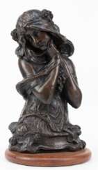 Büste &quot;Junge Frau mit Trauben&quot;, im Jugendstil, Gips bronziert, auf Holzplinthe, Ges.-H. 42 cm