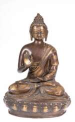 Buddha-Figur &quot;Buddha mit Argumentationsgeste auf Lotosthron sitzend&quot; Nepal, Bronze, 19. Jh., H. 31,5 cm