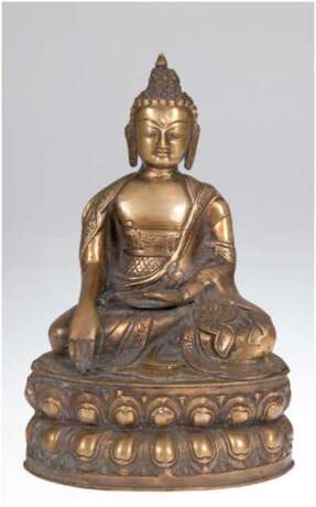 Buddha-Figur "Buddha mit Erleuchtung und Erdberührungsgeste auf doppeltem Lotosthron sitzend", Bronze, H. 31 cm - Foto 1