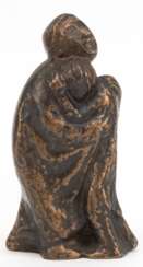 Figur in der Art von Barlach &quot;Trauerndes , eng umschlungenes Paar&quot;, Bronze braun patiniert, unsigniert, H. 17 cm