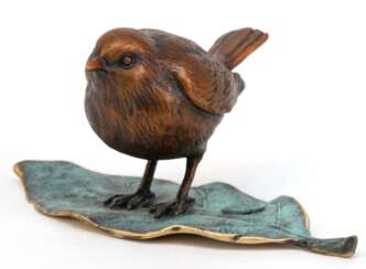 Bronze-Figur &quot;Spatz auf Blatt stehend&quot;, signiert &quot;Nick&quot;, kupferfarben und grün patiniert, Pariser Gießerplakette, H. 7 cm, L. 15,5 cm