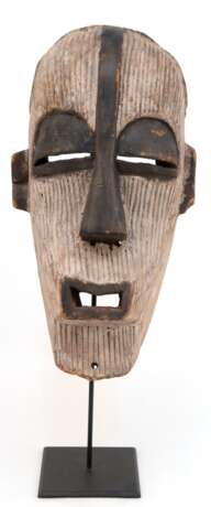 Stammes-Maske, Afrika, Holz geschnitzt, farbig gefaßt, H. 44 cm, auf Ständer, Ges.-H. 54 cm - photo 1