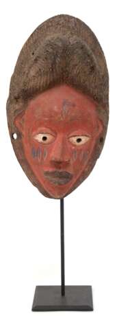 Stammes-Maske, Afrika, Holz geschnitzt, farbig gefaßt, H. 31 cm, auf Ständer, Ges.-H. 47 cm - Foto 1