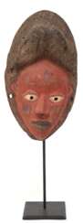 Stammes-Maske, Afrika, Holz geschnitzt, farbig gefaßt, H. 31 cm, auf Ständer, Ges.-H. 47 cm