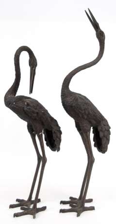 2 Gartenfiguren "Reiher", Bronze braun patiniert, H. 70 cm und 87 cm - Foto 1