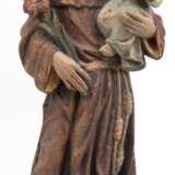 Heiligenfigur "Heiliger Antonius mit Kind auf dem Arm, in der anderen Hand eine Blume haltend" , Ende 19. Jh., Holz vollplastisch geschnitzt, farbig gefaßt, auf rechteckiger Holzplinthe, Gebrauchspuren, H. 62 c… - Foto 1