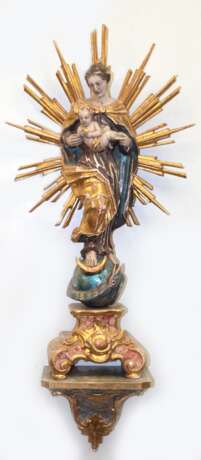 Heiligenfigur im Barockstil "Mondsichelmadonna- Maria mit Jesuskind vor Strahlenkranz auf Weltkugel mit Schlange und Mondsichel stehend", um 1900, Holz vollplastisch geschnitzt, polychrom und goldfarben gefaßt,… - Foto 1