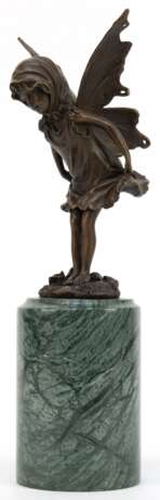 Bronze-Figur "Kleine Elfe auf Blumenwiese stehend", braun patiniert, signiert "Milo", Gießerplakette Frankreich, H. 19 cm, auf zylindrischem, grünem Marmorsockel, Ges.-H. 31 cm - Foto 1