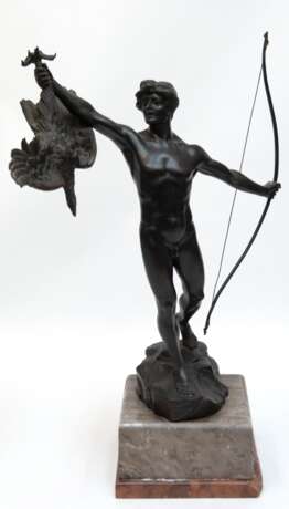 Schmidt-Hofer, Otto (1873 Berlin- 1925 ebenda) "Männlicher Akt mit Bogen und erlegtem Adler", Bronze dunkelbraun patiniert, auf naturalist. Sockel signiert, H. 43 cm, auf Steinsockel (Ecke best.), Ges.-H. 53 cm… - фото 1