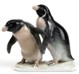 Figurengruppe &quot;Zwei Pinguine&quot;, Metzler &amp; Ortloff, Nr. 7549, Entwurf Helmut Diller, monogr. &quot;HD&quot;, farbig staffiert, H. 13,5 cm