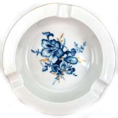 Meissen-Aschenbecher mit 3 Ablagen, rund, Blaue Blume mit Goldgräsern und Goldrand, 1. Wahl, Dm. 12,5 cm