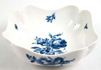 Meissen-Schale, quadratisch, 1850-1924, Blaue Blume mit Insekten, Schwertermarke mit 2 Schleifstrichen, geschwungener Rand min. best., 9,5x22,5x23,5 cm