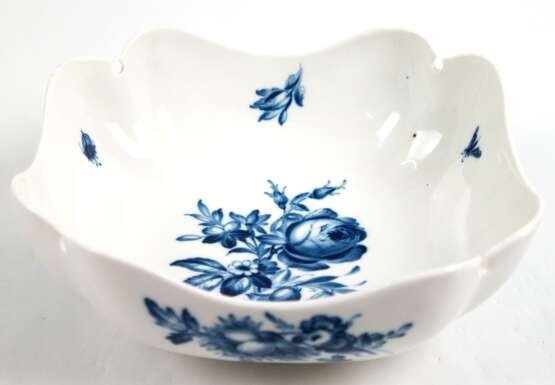 Meissen-Schale, quadratisch, 1850-1924, Blaue Blume mit Insekten, Schwertermarke mit 2 Schleifstrichen, geschwungener Rand min. best., 9,5x22,5x23,5 cm - photo 1