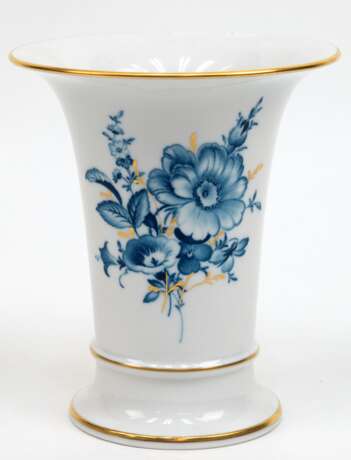 Meissen-Vase, Trompetenform, Blaue Blume mit Goldgräsern und Goldrändern, 1. Wahl, H. 16 cm - фото 1