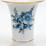 Meissen-Vase, Trompetenform, Blaue Blume mit Goldgräsern und Goldrändern, 1. Wahl, H. 16 cm - фото 1