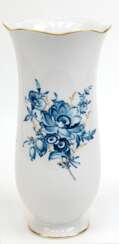 Meissen-Vase, Blaue Blume mit Goldgräsern und Goldrändern, leicht gebauchte Form, gewellter Rand, im oberen Teil vertikal reliefiert, 1. Wahl, H. 27,5 cm