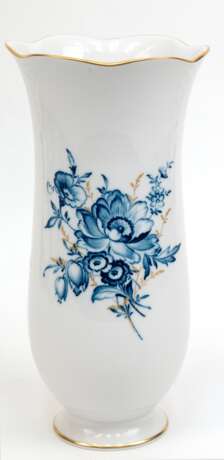 Meissen-Vase, Blaue Blume mit Goldgräsern und Goldrändern, leicht gebauchte Form, gewellter Rand, im oberen Teil vertikal reliefiert, 1. Wahl, H. 27,5 cm - photo 1