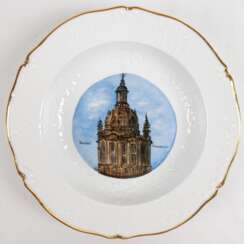 Meissen-Ansichtenteller &quot;Dresden Frauenkirche&quot;, Goldrand, 1924-1934, Form Neumarseille, Schwertermarke mit 4 Schleifstrichen, Dm. 23 cm