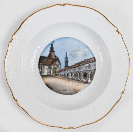 Meissen-Ansichtenteller "Dresden Stallhof", Goldrand, 1924-1934, Form Neumarseille, Schwertermarke mit 4 Schleifstrichen, Dm. 23 cm - photo 1