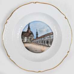 Meissen-Ansichtenteller &quot;Dresden Stallhof&quot;, Goldrand, 1924-1934, Form Neumarseille, Schwertermarke mit 4 Schleifstrichen, Dm. 23 cm