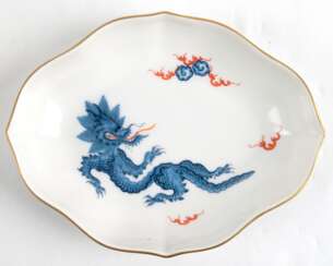 Meissen-Schälchen, vierpaßförmig, Mingdrache in Hellblau mit Goldrand, 1. Wahl, L. 12 cm