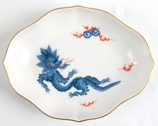 Meissen-Schälchen, vierpaßförmig, Mingdrache in Hellblau mit Goldrand, 1. Wahl, L. 12 cm - photo 1