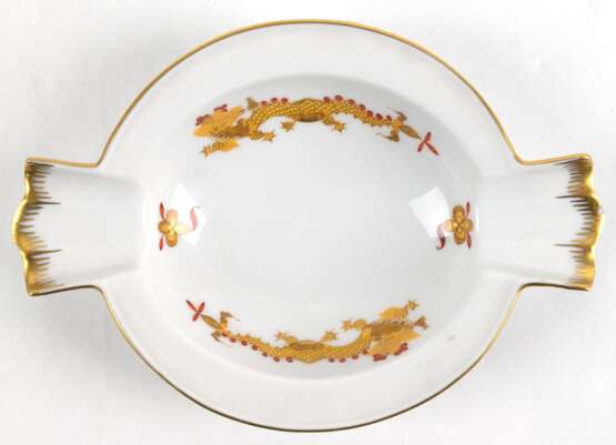 Meissen-Aschenbecher, oval mit 2 Ablagen, Mingdrache in Gelb mit Goldrand, min. Randchip, 1. Wahl, L. 14 cm - Foto 1