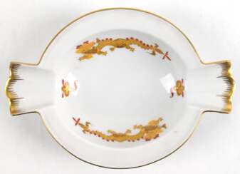 Meissen-Aschenbecher, oval mit 2 Ablagen, Mingdrache in Gelb mit Goldrand, min. Randchip, 1. Wahl, L. 14 cm