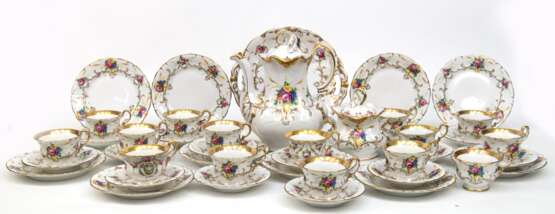 Kaffee-Restservice, 42-teilig, C. Tielsch & Co. Altwasser, Schlesien, Marke 1875-1935, polychrome Blumenmalerei mit reicher Goldstaffage, bestehend aus Kaffeekanne, Zuckerdose, 10 Kuchentellern, 15 Kaffeetassen, 14 U… - photo 1