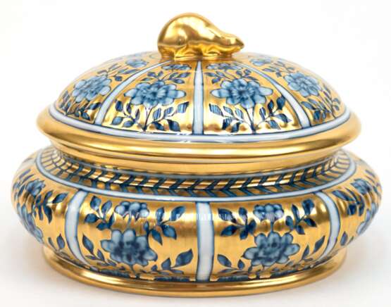 Meissen-Deckeldose, oval, Exklusive Kollektion, limitiert 044/100, Dekornummer 818884 und Monogramm "LM?" in Gold, gebauchte Wandung vertikal gerippt, blaue Blumenmalerei auf goldenem Grund, plastischer Hase al… - Foto 1