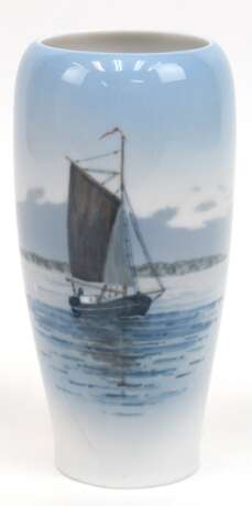 Vase, Royal Copenhagen, 2809A/235, gemalte Darstellung eines Segelbootes vor Küste in diversen Blau- und Grautönen, Wandung mit Riß und kl. Fehlstelle, H. 17 cm - фото 1