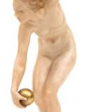 Figur "Kugelspielerin", Hutschenreuther, Marke 1955-1969, Entwurf Karl Tutter, auf Sockel sign., farbig und gold staffiert, 1x Daumen best., H. 26,5 cm - photo 1