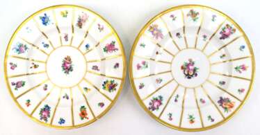 2 Teller, Royal Copenhagen, Henriette, Blumemmalerei und Goldstreifen, 444/8518, 1x best., Dm. 17,5 cm