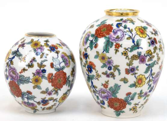 2 Kugelvasen, Kanika Volkstedt, vollflächiger polychromer Blumendekor und Goldrand, H. 10 cm und 13,5 cm - Foto 1