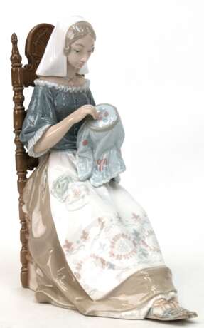 Figur "Junge Frau beim Sticken", Lladro, polychrom bemalt, H. 28 cm - фото 1