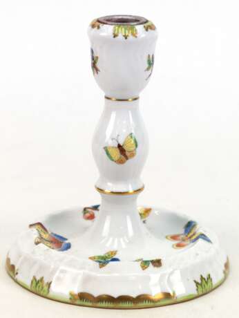 Herend-Leuchter, Victoria, 1-kerzig, runder Stand in Balusterschaft mit Tülle übergehend, polychromer Blumen-und Schmetterlingsdekor mit Goldstaffage, H. 15 cm - Foto 1